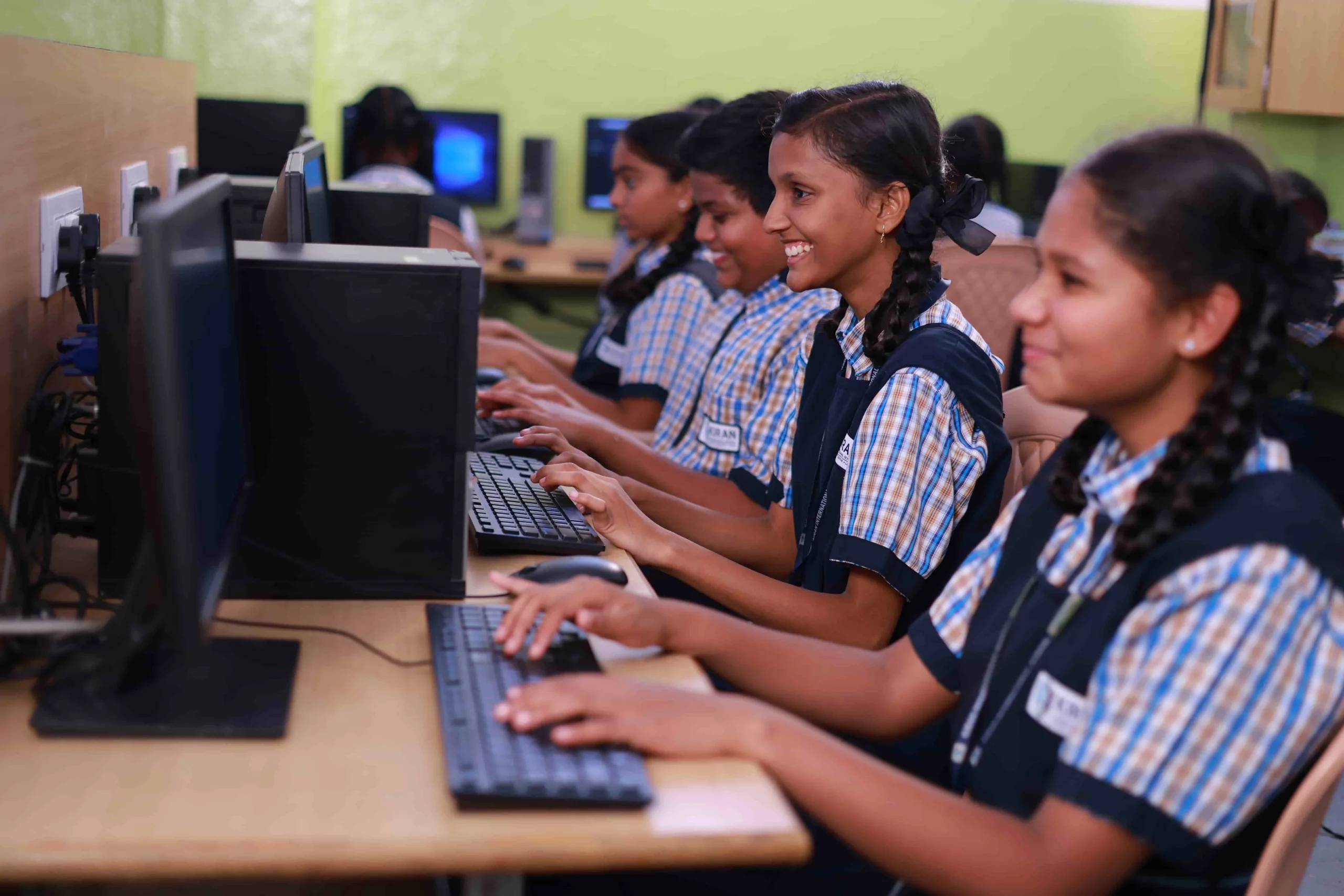 school students are in computer class