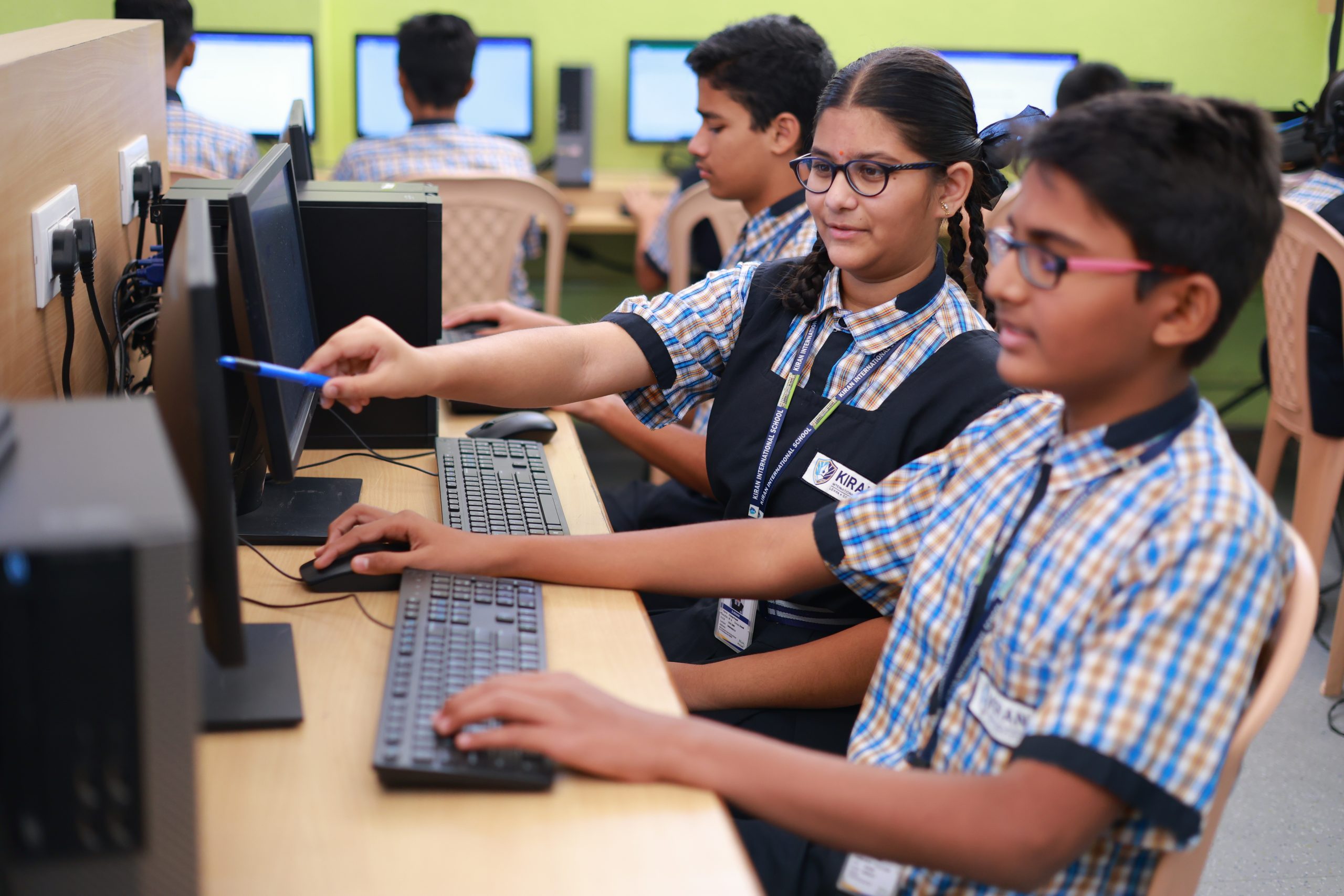 school students are in the computer class